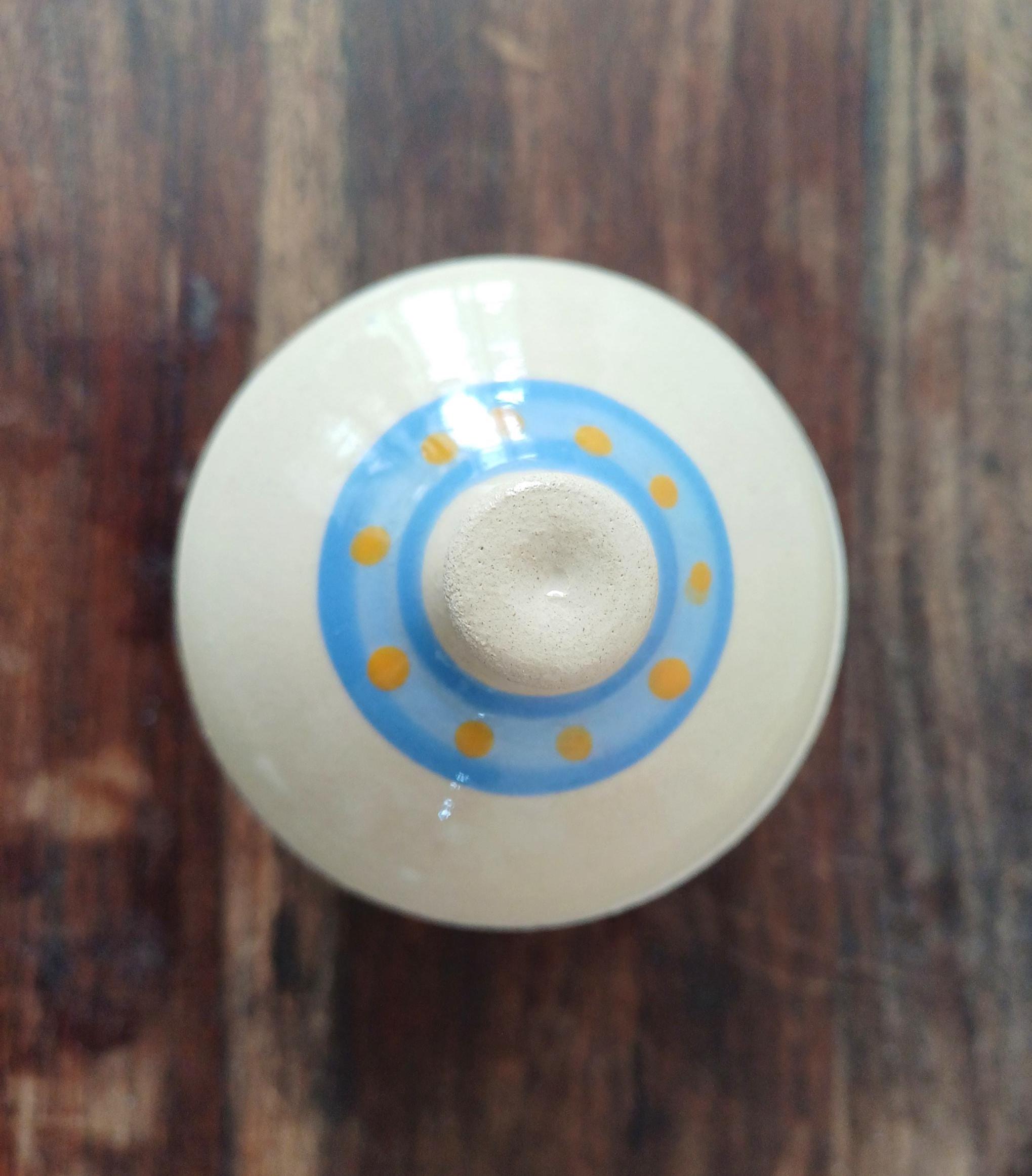 陶器の装飾が施された蓋付きの瓶。手描きの蓋が付いた陶器の箱