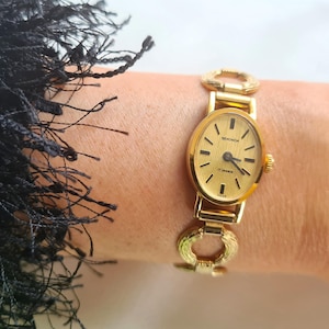 Vintage jaren 1970 vergulde ovale wijzerplaat armband stijl 17 juwelen mechanisch opwindbaar damespolshorloge van Sekonda / sierlijk gouden cocktailhorloge
