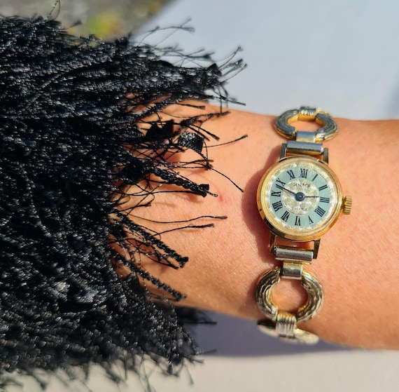 Vintage 1970s Gold Plated watch / 17 Jewels Mechanical watch By Sekonda / Ladies Gold cocktail watch / Dainty gold watch / gold watch