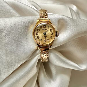 Sekonda Rare Vintage 1970s Wind Up Mechanical Ladies Gold Plated Wristwatch With Gold Round Face By Sekonda / 17 Jewels gold watch