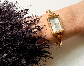 PIERRE CARDIN Damen Gold Quarzuhr mit Strasskristallen und Perlmutt-Gesicht von Pierre Cardin / Pierre Cardin Quarzuhr