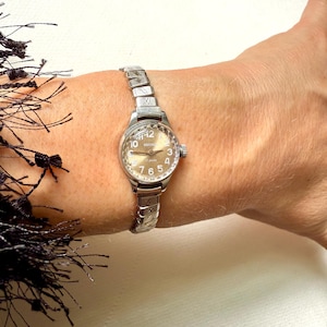 Rare Vintage 1970s Wind Up Mechanical Ladies Silver Plated Wristwatch With Silver Round Face By Sekonda / 17 Jewels silver watch /
