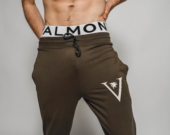 Pantalones deportivos de algodón para hombre color oliva / VALMONT: Pantalones deportivos ecológicos de corte relajado