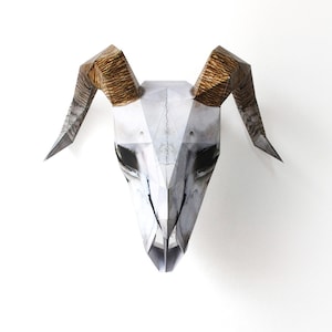 Tierschädel-Maske - Bedruckte Papiermaske - Faux Taxidermy - Umweltfreundliche Recycling-Karte Schafschädel - Papiermaske Bastelset - Widderschädel Wandkunst