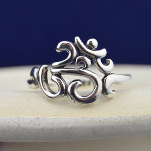 Beautiful sterling silver ring sanskrit OM ohm design