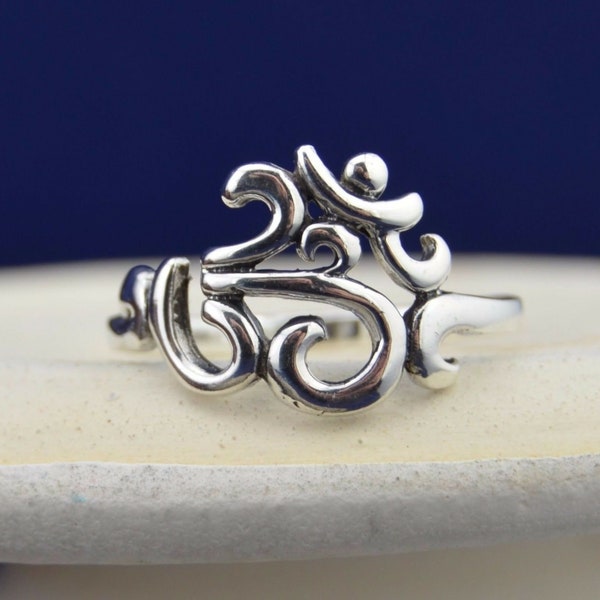 Beautiful sterling silver ring sanskrit OM ohm design