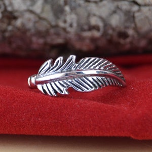 Sterling silver feather band ring in sizes 6, 7, 8, 9