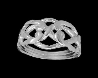 Könnte beinhalten: Ein silberner Ring mit einem komplexen, ineinander verschlungenen Design. Der Ring besteht aus mehreren Bändern, die miteinander verschlungen sind, um ein einzigartiges und kompliziertes Muster zu schaffen.