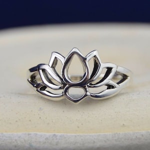 Exquisite Sterling Silver Lotus Flower Ring - Symbol of Purity and Rebirth