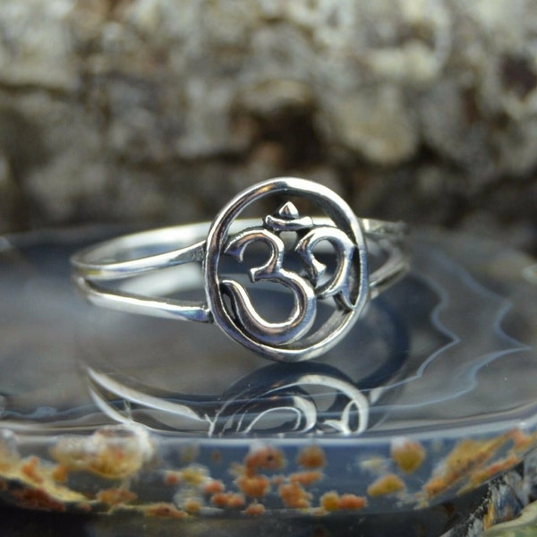 Beautiful sterling silver ring with ohm OM design