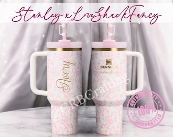 Coquette Bow Chantilly LoveShackFancy Stanley Vaso de 1,2 litros grabado a medida en rosa, regalo personalizado Toscana Toile Azul Alpino Invierno