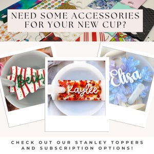 Op de afbeelding: De afbeelding toont Stanley bekeraccessoires, waaronder toppers met namen als "Becky", "Kaylee" en "Elisa". De accessoires zijn in verschillende ontwerpen, zoals een kerstboom, herfstbladeren en sneeuwvlokken. De tekst luidt "Nog accessoires nodig voor je nieuwe beker?"