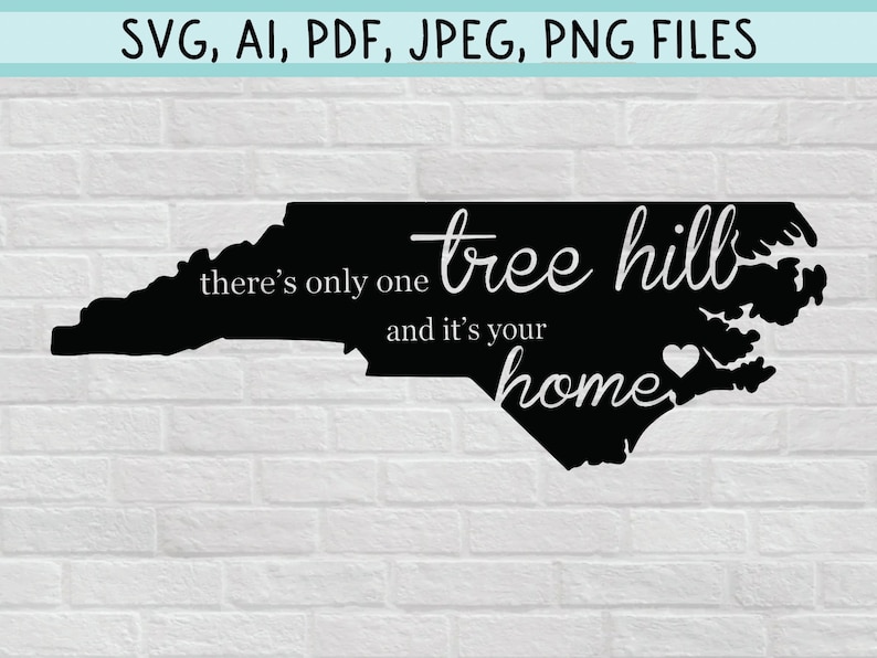 Pode incluir: Silhueta preta do estado da Carolina do Norte com o texto "there's only one tree hill and it's your home" em letras brancas. Um pequeno cora&ccedil;&atilde;o est&aacute; no canto inferior direito da silhueta.