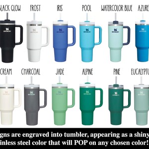 Puede incluir: Un conjunto de 18 vasos de acero inoxidable de varios colores, cada uno con un asa y una pajita. Los nombres de los colores se enumeran encima de cada vaso. El texto "Designs are engraved into tumbler, appearing as a shiny, stainless steel color that will POP on any chosen color!" est&aacute; en la parte inferior de la imagen.