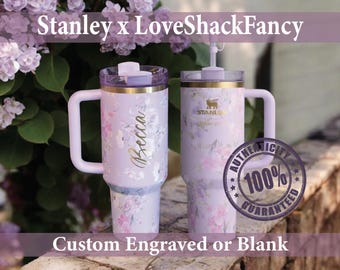 Vaso Quencher personalizado de 40 oz con diseño floral grabado de Stanley x LoveShackFancy. Regalos personalizados auténticos. Rosetas siempre florecientes. Pensamientos felices.