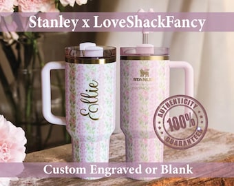 Vaso Quencher personalizado de 40 oz con diseño floral grabado de Stanley x LoveShackFancy. Regalos personalizados auténticos. Rosetas siempre florecientes. Herencia floreciente.