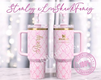 Vaso térmico rosa menta con lazo para bebé Stanley x LoveShackFancy de 40 oz, grabado personalizado, regalo personalizado, lazos coquetos, estampado Chantilly Toile