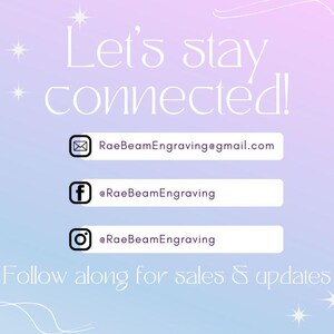 Puede incluir: Fondo pastel con el texto blanco "&iexcl;Manteng&aacute;monos conectados!". Se proporciona informaci&oacute;n de contacto por correo electr&oacute;nico y redes sociales: @RaeBeamEngraving en Facebook e Instagram, y RaeBeamEngraving@gmail.com. Tambi&eacute;n se incluye el texto "Sigue las ventas y actualizaciones".