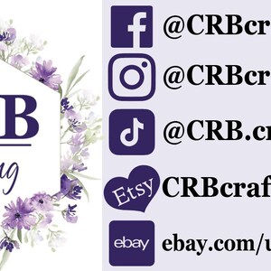 以下が含まれることがあります： CRBクラフティングのロゴで、花柄のデザインが施されています。ロゴは六角形の形で、「CRBクラフティング」という文字が白で書かれています。花柄のデザインは、紫と白の色合いです。ロゴは、Facebook、Instagram、TikTok、Etsy、eBayなどのソーシャルメディアのアイコンとリンクで囲まれています。