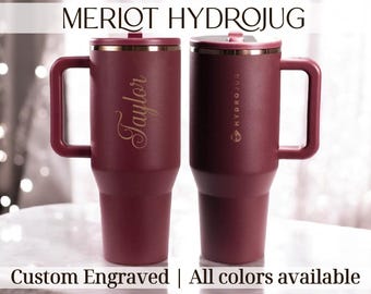 Merlot Hydrojug da 40 oz, bicchiere da viaggio in rame marrone con incisione personalizzata, regalo di Natale personalizzato, nome personalizzato, fiocco di pino e caramello.