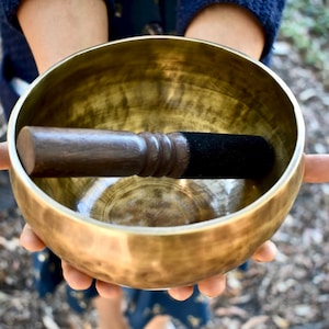 Handmade 7&quot; Singing Bowl: Meditation Bowl with Mallet & Pillow