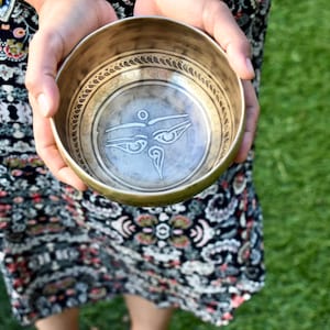 Sacred Set of 3 Mantra Singing Bowls – Hand-Carved Tibetan Sound Bowls for Meditation, Chakra Healing & Mindfulness – Handmade in Nepal