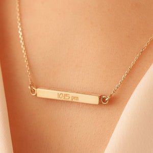 Collar con urna de cremación horizontal personalizado en oro de 14 quilates y 18 quilates, con grabado en los cuatro lados, nombre grabado, fecha y coordenadas.