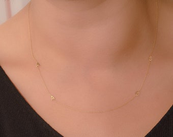 Colar delicado com inicial em ouro 14k, colar minimalista com inicial na horizontal, colar com letras em ouro e pedra de nascimento, colar com múltiplas letras (1, 2, 3 ou 4).