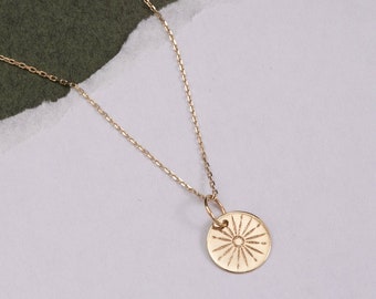 Colar Raio de Sol em Ouro 14K, Pingente Minimalista Personalizado com Inicial Gravada, Joia com a Letra do Sol do Tarot em Ouro - Presente Ideal para Ela