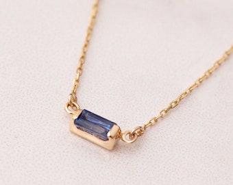 Collana con zaffiro solitario baguette in oro 14k e 18k, collana con zaffiro baguette rosa, blu e arancione, delicata collana con zaffiro, regalo per