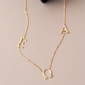 Collar de oro con fuente personalizada con inicial lateral, collar de letra personalizada con inicial de oro macizo de 14 k, collar de letras múltiples personalizado