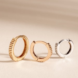 Aros acanalados de oro macizo de 14 quilates y 18 quilates, delicados aros pequeños tipo Sleeper Huggie, aros redondos apilables con bisagras y engranajes de caracol, regalo para ella y él