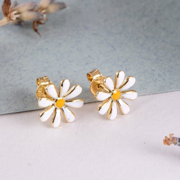 14K Gold Daisy Blumen Ohrringe, zierliche weiße Daisy Ohrringe, Wunderschöner alltäglicher Blumenschmuck, Naturliebhaber, süßes Geschenk für Sie