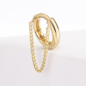 Singolo piccolo orecchino a cerchio con catena a maglie in oro massiccio 14k 18k, orecchino a cerchio minimalista Huggie bianco rosa semplice orecchino per tutti i giorni, lobo elica per lei
