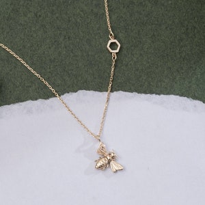 14K 18K Gold Bee Necklace With Single Honeycomb, Dainty Bumble Bee Necklace with Hexagon, 8MM Honey Bee Necklace Gift for Mom Gift for Her