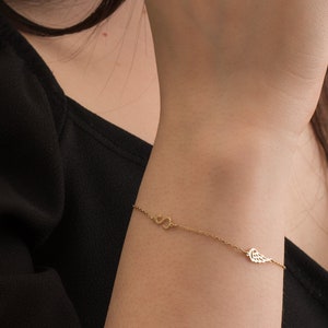 Pulsera con inicial de ala de ángel lateral en oro macizo de 14 quilates y 18 quilates, pulsera con letra inicial de ángel de la guarda, pulsera con letra personalizada como regalo para ella