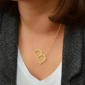 Collar personalizado con inicial grande en oro macizo de 18 k. El collar personalizado con letras grandes de oro es un gran regalo para ella. Regalo de San Valentín.
