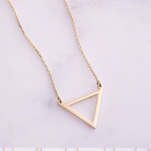 14K Solid Gold Dreieck Halskette, Zierliche Ausschnitt Dreieck Halskette, Minimalist Layered Cute Karma Geometric Tiny Charm Halskette Geschenk für Sie
