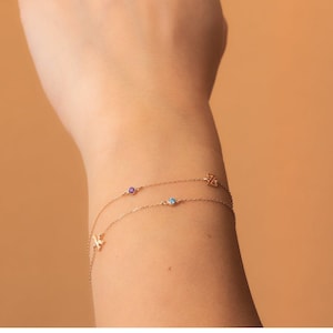 Pulsera de oro de 14 quilates con letras y piedras de nacimiento, delicada cadena de doble hilera y múltiples letras con circonitas cúbicas. Un regalo ideal para ella. Regalo para dama de honor.