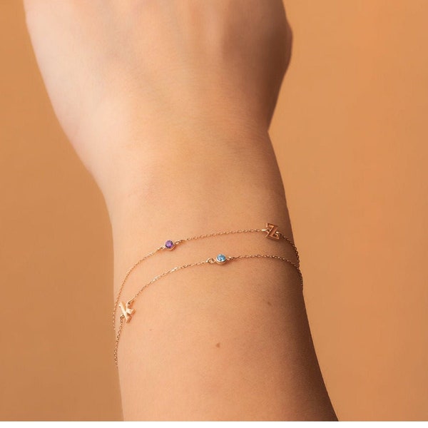 Bracciale in oro 14k con lettere e pietre portafortuna, delicata catena a doppia fila, bracciale con lettere multiple in cz è un ottimo regalo per lei. Regalo della damigella d'onore