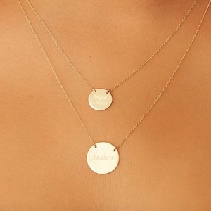 Colar com medalhão inicial gravado personalizado em ouro 14K, colar com medalhão com nome gravado e corrente de duas fileiras é um ótimo presente para ela.