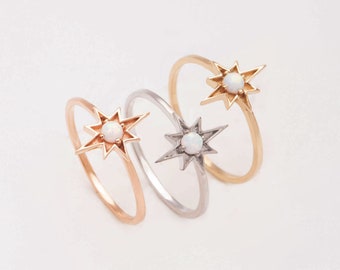 Pequeño anillo minimalista de la estrella del norte en oro sólido de 14K o 18K, anillo de estrella polar de ópalo para regalo de hermana, joyería celestial del anillo de estrella de 8 puntos para ella