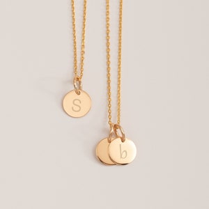 Collar de disco inicial minimalista de oro macizo de 22 quilates, colgante personalizado con letra minúscula o mayúscula delicada, collar con dije de disco con letra de madre.