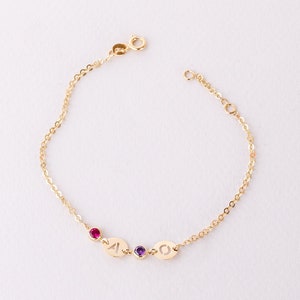 Pulsera de oro macizo de 14 quilates con inicial y piedra de nacimiento personalizada, disco de letra personalizado, pulsera con etiqueta inicial para niños con múltiples discos y piedra de nacimiento familiar
