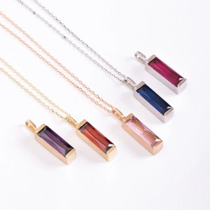 Eleganza eterna: collana con urna funeraria personalizzata in oro massiccio 14K/18K con pietra portafortuna a baguette: un omaggio senza tempo in oro giallo, rosa o bianco