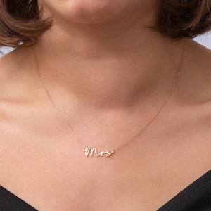 Collar de oro macizo de 14k y 18k con la inscripción "Futura Sra.", gargantilla minimalista "Recién Casada", delicado collar con el nombre de la Sra., regalo para ella, regalo para despedida de soltera.