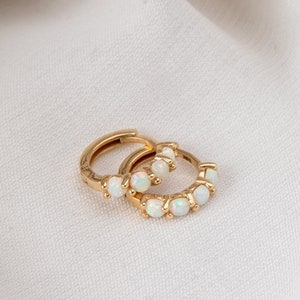 14K 18K Solid Gold Opal Ohrring, kleine runde Huggie Gold Ohrringe, Infinity Loop runder Ohrring, Huggie Hoop Ohrringe Geschenk für