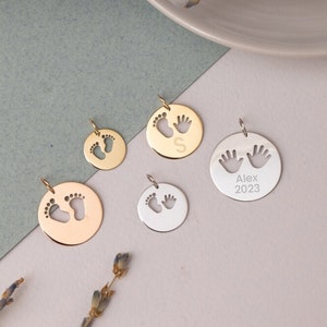 Colar de disco recortado personalizado sólido 14K 18K, pingente de disco recortado com mãos de bebê, colar de mão de bebê fofo de vários tamanhos em ouro verdadeiro, presente para recém-nascido