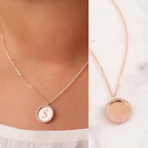 Collar con medallón de disco de oro macizo de 14 quilates con nombre inicial personalizado. El elegante collar con letras grabadas en oro es un gran regalo para ella. Regalo de Navidad