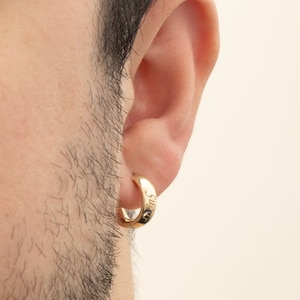 Gepersonaliseerde 14k geelgouden dikke knuffeloorbellen - 5 mm brede uniseks scharnierende hoepels, substantieel effen koepelvormig ontwerp, perfect cadeau voor haar/hem